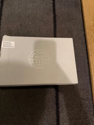 Adidas X Speedportal.3 FG fotbollsskor - Säljer ett par Adidas X Speedportal.3 FG fotbollsskor i ljusgrön färg med färgglada ränder i blått, rött och gult på sidan. Skorna har snörning och är tillverkade i syntetmaterial. Perfekta för dig som vill sticka ut på planen!