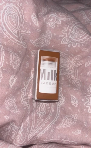 Milk Makeup bronzer stick Baked - Bronzer stick från Milk Makeup i färgen Baked. Kommer i en vit och transparent plastförpackning med grå text. Stick-format gör det enkelt att applicera och blenda. Perfekt för att ge ansiktet en varm, solkysst look med naturlig finish.