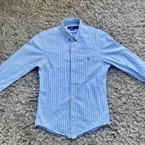 Ralph lauren skjorta - Tja Säljer denna rikigt feta Ralph lauren skjortan pga av att den är för liten Storlek S SLIM FIT! Hör gärna av er om ni har funderingar!