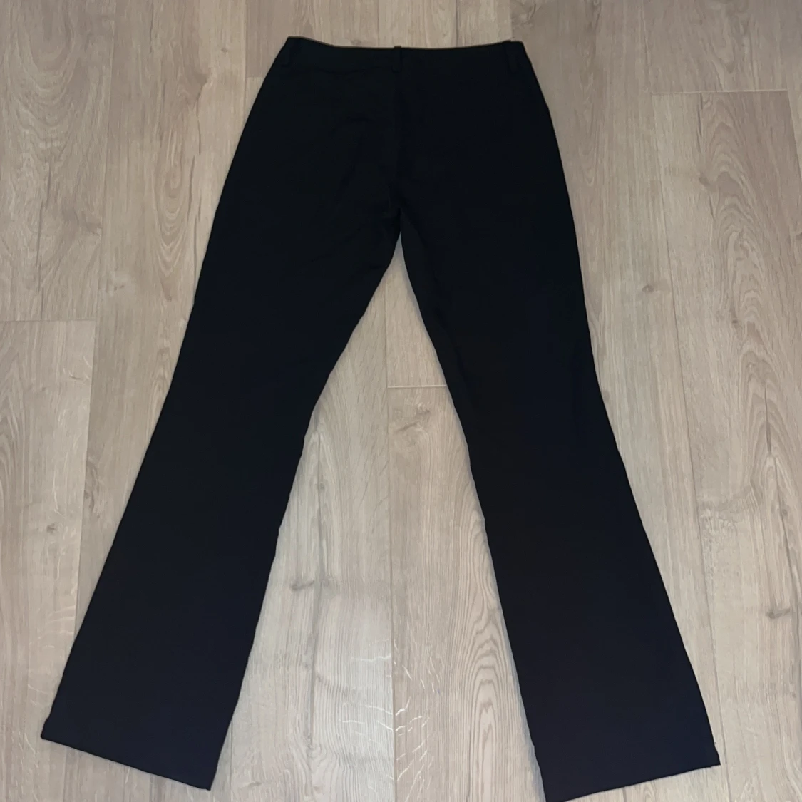 Svarta bootcut kostymbyxor från BikBok