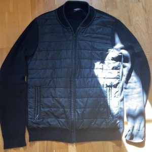 Barbour cardigan - Snygg cardigan i strlk S i ett underbart skick! Färgen på just denna modell säljs inte längre, så väldigt svår att få tag på! Skriv vid funderingar.