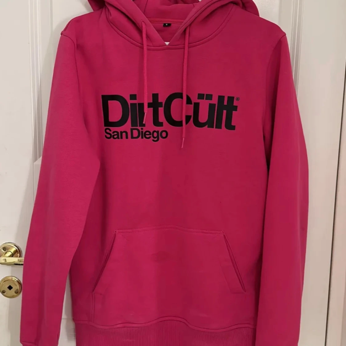 Rosa hoodie från DirtCult San Diego