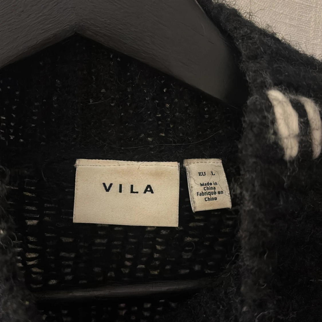 Svart stickad tröja med snörning från Vila - 2