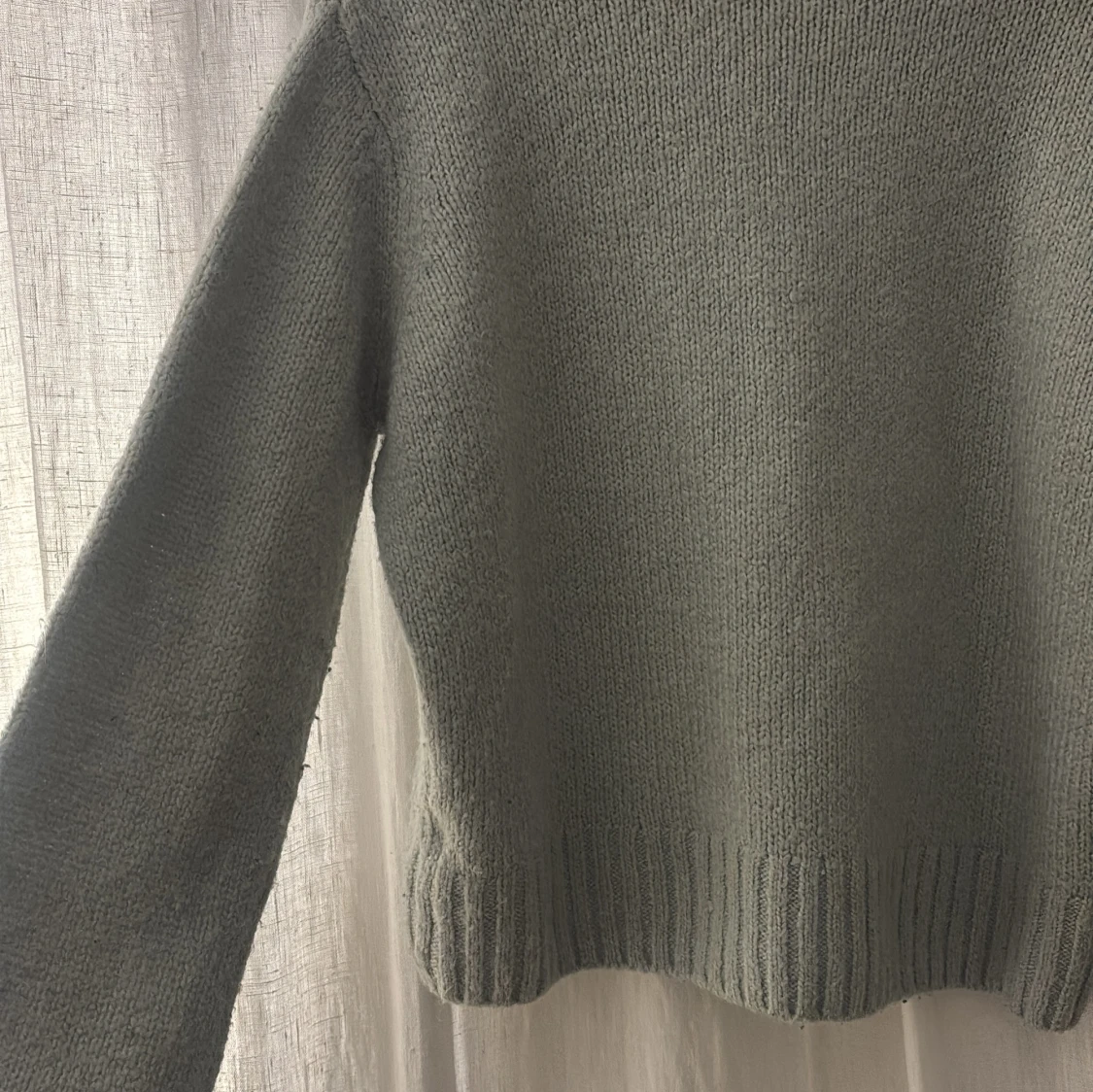 Blågrå stickad polotröja med ribbad krage - 1