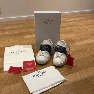 Valentino  - Använt dem i 3 månader men inga skador jätte lite smutsiga men annars jätte fina och funkar bra inga hål eller något.