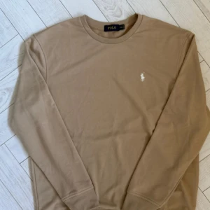 Ralph Lauren sweatshirt - Riktigt fin och unik färg. Toppen skick inga fläckar eller skador. Storlek XL sitter bra mellan 175cm - 190cm. 