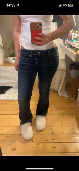 Lågmidjade jeans - Blå bootcut jeans med låg midja. St 25/30