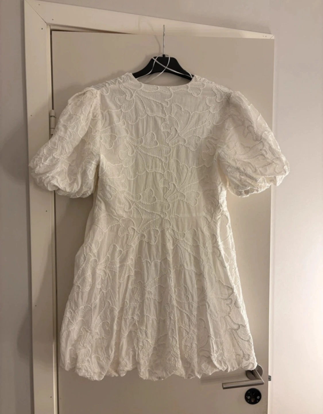 Vit kort klänning med puffärm och blommor - 2