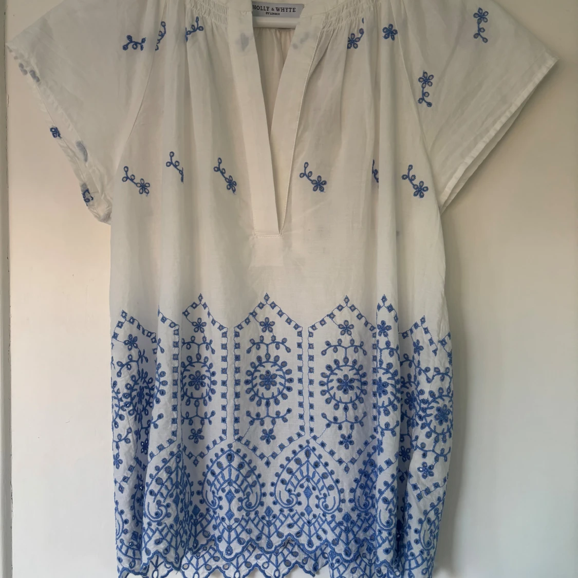 Vit blus med blå broderi Holly & White - 2