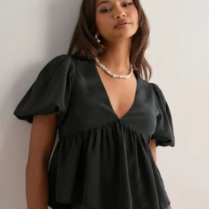 Svart blus med puffärm  - Supersnygg svart blus med puffiga korta ärmar💕aldrig använd 