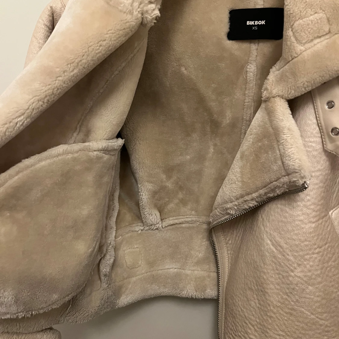 Beige teddyjacka från BikBok XS - 2