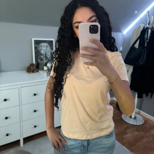 Korall/aprikos färgad t-shirt från Bik Bok - En fin t-shirt i en aprikos/korall färg, den är aldrig använd och har prislappen på men den har tyvärr gått sönder💕