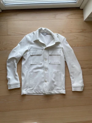 Vit overshirt från Hm - Säljer en tvär fet vit overshirt från hm. Overshirten har storlek S. Vid fler frågor och funderingar är det bara att höra av sig 