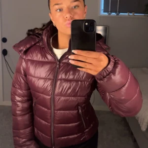 Vinröd jacka lager 157 - Hej! Säljer en denna vinröda jacka i modellen 'Nikki' från Lager 157. I storlek XS. Den är slutsåld på hemsidan. Jackan är nyinköpt och helt oanvänd. ☺️