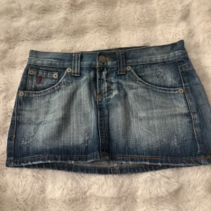 Blå jeanskjol från Terranova - Mörkblå lågmidjad jeanskjol i storlek S🥰