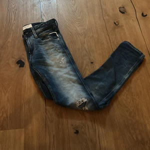 Broken edge replay anbass jeans - Slim fit replay jeans i väldigt bra skick, strlk W 28  L 32. Pris ej hugget!!
