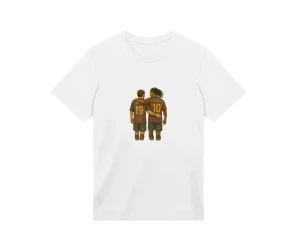 Messi x Ronaldinho t-shirt - En vit t-shirt med Messi och Ronaldinho som håller om varandra! Finns i storlek XS - L!