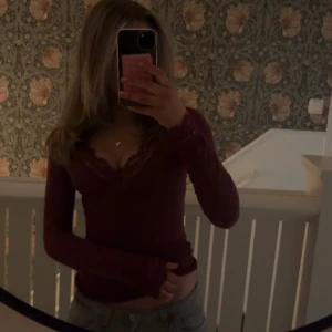 Vinröd långärmad intimissimi topp - Säljer en fin intimissimi v ringad top i storlek S! Toppen är i den eftertraktade förra vinröda färgen! Skriv för mer bilder❤️