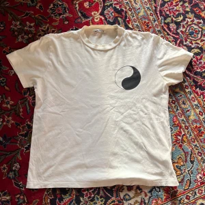 Our Legacy work shop T-shirt - Our legacy T-shirt i storlek 44. Har några få fläckar som knappt syns. Pm för mer bilder eller frågor