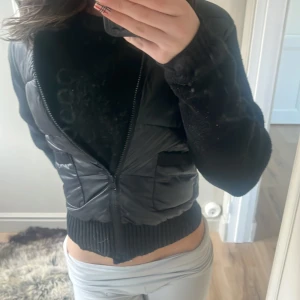 Svart cardigan från Gina Tricot - Säljer en helt ny jacka från Gina tricot, knappt använd nypris 500, mitt pris 350