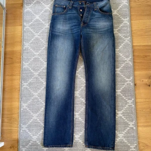 Nudie jeans - Nudie jeans i strl 30/32.  Väldigt bra skick och inga defekter alls, därav priset. Skriv för måtten eller andra frågor. 🙌