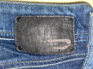 Blå Diesel Matic jeans W26 L32 - Säljer ett par snygga blå Diesel Matic jeans med stretch. Låg midja. Klassisk femficksmodell med tydliga kontrastsömmar, svart skinnpatch bak och Diesel Industry-märke vid fickan. Jeansen har en normal passform och är tillverkade i slitstarkt denimtyg.