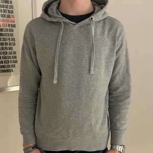 Grå Hoodie - Tjena säljer nu min riktigt feta hoodie. den är i storlek xs och har inga defekter. 🤘👌