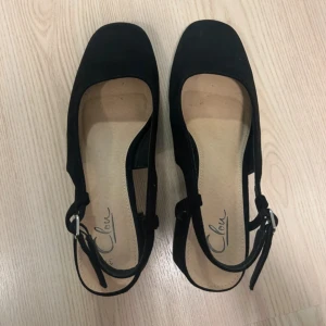 Svarta klackar i mocka - Svarta klackar i mocha från märket Clou men är köpta på Skopunkten. De är använda endast en gång så i nyskick!