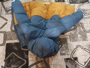 Blå och gul pufferjacka med huva - Säljer en snygg pufferjacka från Lindex i blått och gult. Jackan har huva, dragkedja och quiltad design som ger en cool look. Perfekt för kalla dagar och har en loose passform. Färgerna gör att du sticker ut på stan!