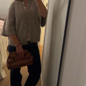Beck Söndergaard - Skit snygg Beck Söndergaard clutch bag!!! Skriv för fler bilder och sånt!!! Obs kan ha ngn lite smink fläck inuti däremot inget påtagligt som jag själv tycker man tänker på!!