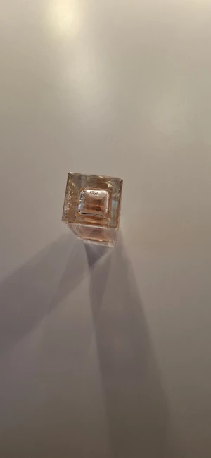 Miss Dior Eau de Parfum - Miss Dior Eau de Parfum från Dior. Snygg och stilren flaska som passar perfekt i väskan. Säljer för 300 kr, pris kan diskuteras