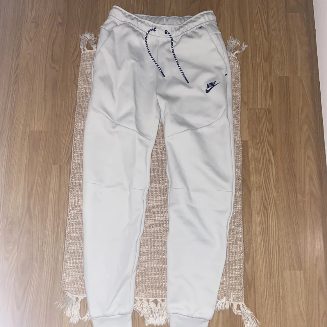 Vita Nike Tech byxor