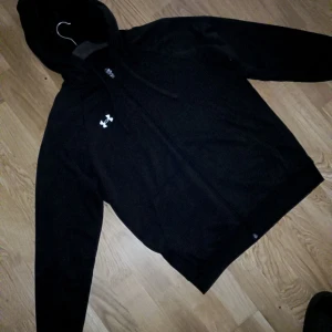 Svarta mjukisbyxor osvart hoodie från Under Armour - Hej alla dunder kap här hoddies smal köptes för 799 och mjukis 899 men paket pris 800 så de blir 400 hundra st vilket e värt men säljer inte en för 400 endast både tillsammans eller hoddien för 499 och mjukis 599 helt nya st S passar m med  mjukisen med dragkedja längst ner man kan justera tajt brett osv