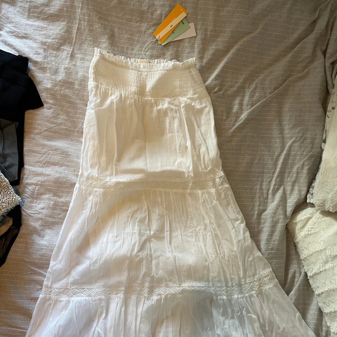 Vit långkjol med spetsdetaljer