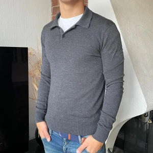 Morris stickad tröja - Säljer en långärmad stickad piké från Morris i 100% merinoull | Storlek: S, modellen är 180cm lång & väger 72kg | Skick: 8/10, inga defekter | Nypris: 1800kr, vårat är 649kr. Hojta till vid minsta lilla fundering 