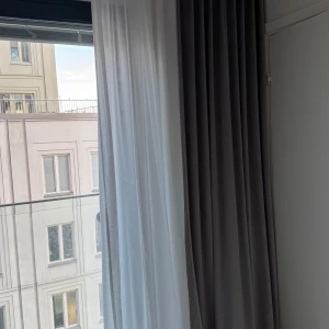 Gardiner - Snygga gardiner i jätte bra skick! 255cm långa.  - De gråa säljs i par. De vita säljs i par.