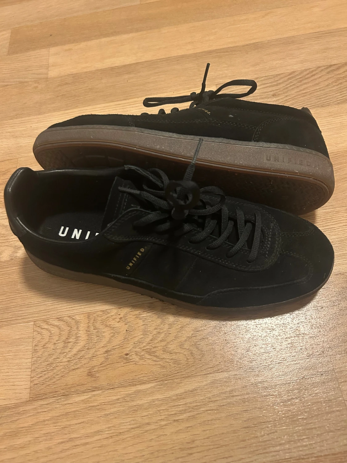 Svarta sneakers från Unified, strl 44