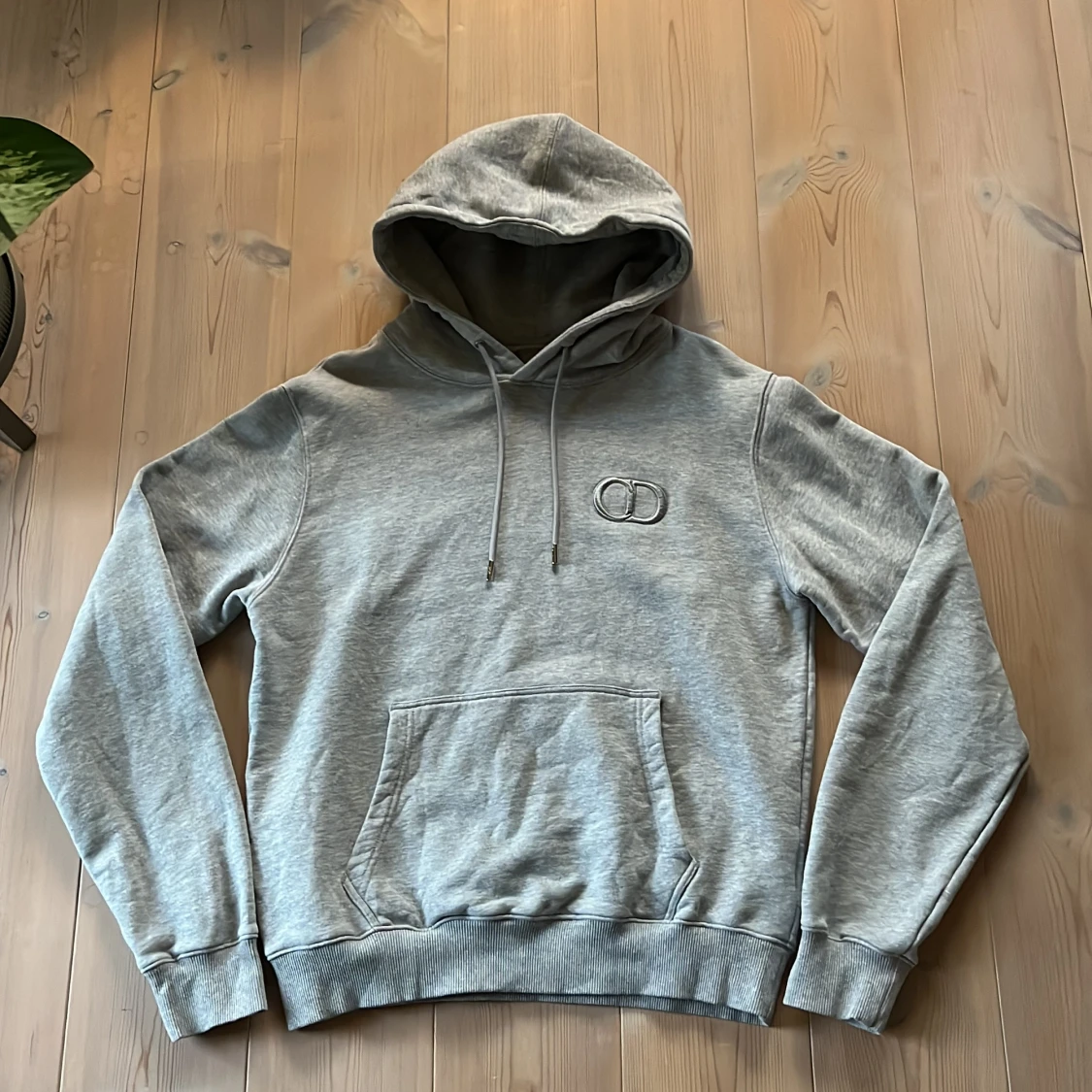 Grå hoodie med CD logga