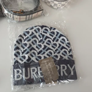 BB Mössa - Helt ny, osnvänd. Kommer med förpackning, skön material! Bra för vintern.