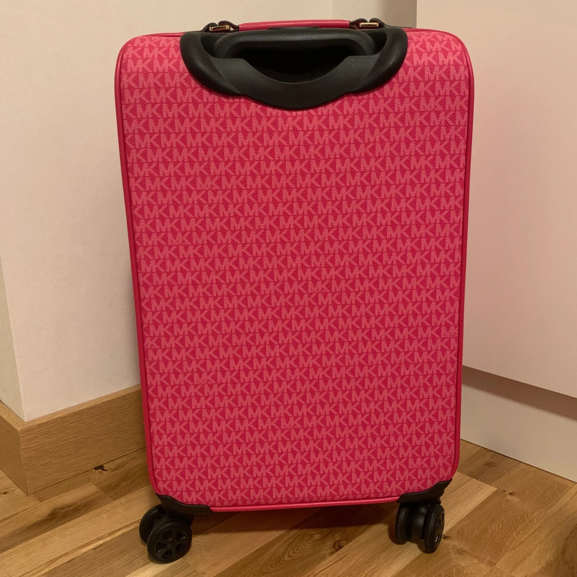 Michael Kors kabinväska i Electric Pink - 1