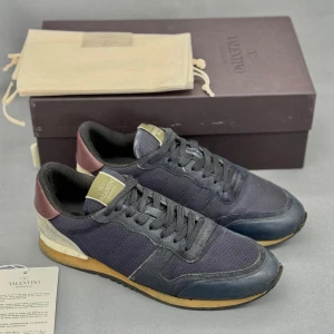 Valentino Rockrunner | 42 - Valentino Rockrunner | Bra skick | Original dustbag ingår | INGA BYTEN | Fraktar spårbart eller möts upp i Täby 