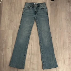 Bootcut jeans från 157 i ljusblå denim - Bootcut jeans från 157 i ljusblå tvättad denim, modell '90's Boot'. Klassisk femficksdesign, full längd och normal passform. Snyggt retroinspirerat snitt med låg midja och raka ben som breddas nedtill. Perfekt för dig som gillar vintagevibbar.