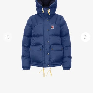 Blå dunjacka från Fjällräven - Någon som är intresserad av att byta sin svarta fjällräven i xs/xxs mot min mörkblåa i S. SÄLJER EJ!!