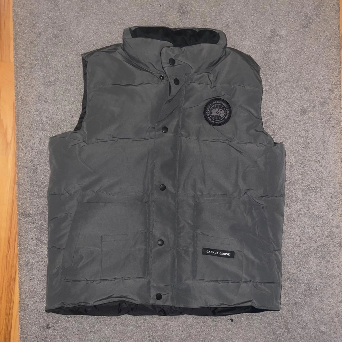 Mörkgrå väst från Canada Goose