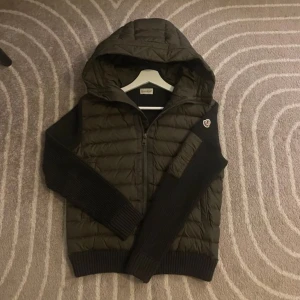 Moncler cardigan  - Skick: Mycket bra – sparsamt använd, inga fläckar, noppor eller skador. Storlek: XL Passform: Normal Färg: Olivgrön