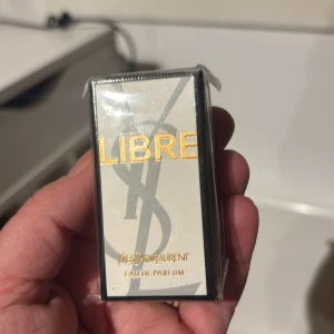 YSL Libre Eau de Parfum - YSL Libre Eau de Parfum i smidig miniformat, perfekt att ta med överallt. Ingredienser inkluderar alkohol, aqua, parfum, limonene, linalool, och geraniol. Tillverkad i Frankrike. Snygg och lyxig design som sticker ut.
