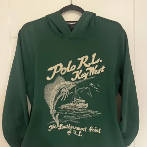 Ralph lauren Key west - Tja! Säljer denna Ralph Lauren Key west tröja i nyskick, lappen är inte kvar men den är typ aldrig använd. Pris kan diskuteras. Storlek xs men sitter som S.
