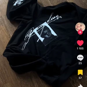 SÖKER YUNG LEAN HOODIE - SÖKER DENNA HOODIE hej jag söker desperat efter denna yung lean forever yung tour 2025 hoodie storlek spelar ingen roll men helst s eller m. Kan betala min själ men skämt osido kan betala bra över 1500 så kontakta mig ifall du säljer!