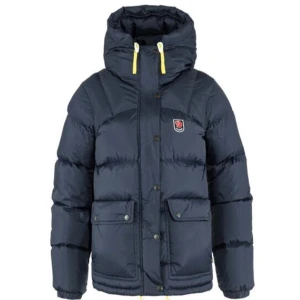 fjällräven jacka expedition down lite 💙💙 - Säljer en fjällräven jacka i expedition down lite så en tunnare modell! Den är som nyskick och är i storlek xs 💙 den är marinblå. Släpper den för 5500 men pris kan som sagt diskuteras ( släpper inte för lägre än 4500 ) kom privat för mer bilder på jackan!