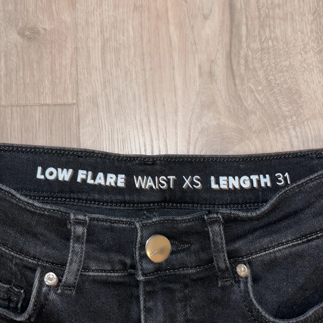 Svarta lågmidjade bootcut jeans från Never Denim - 1